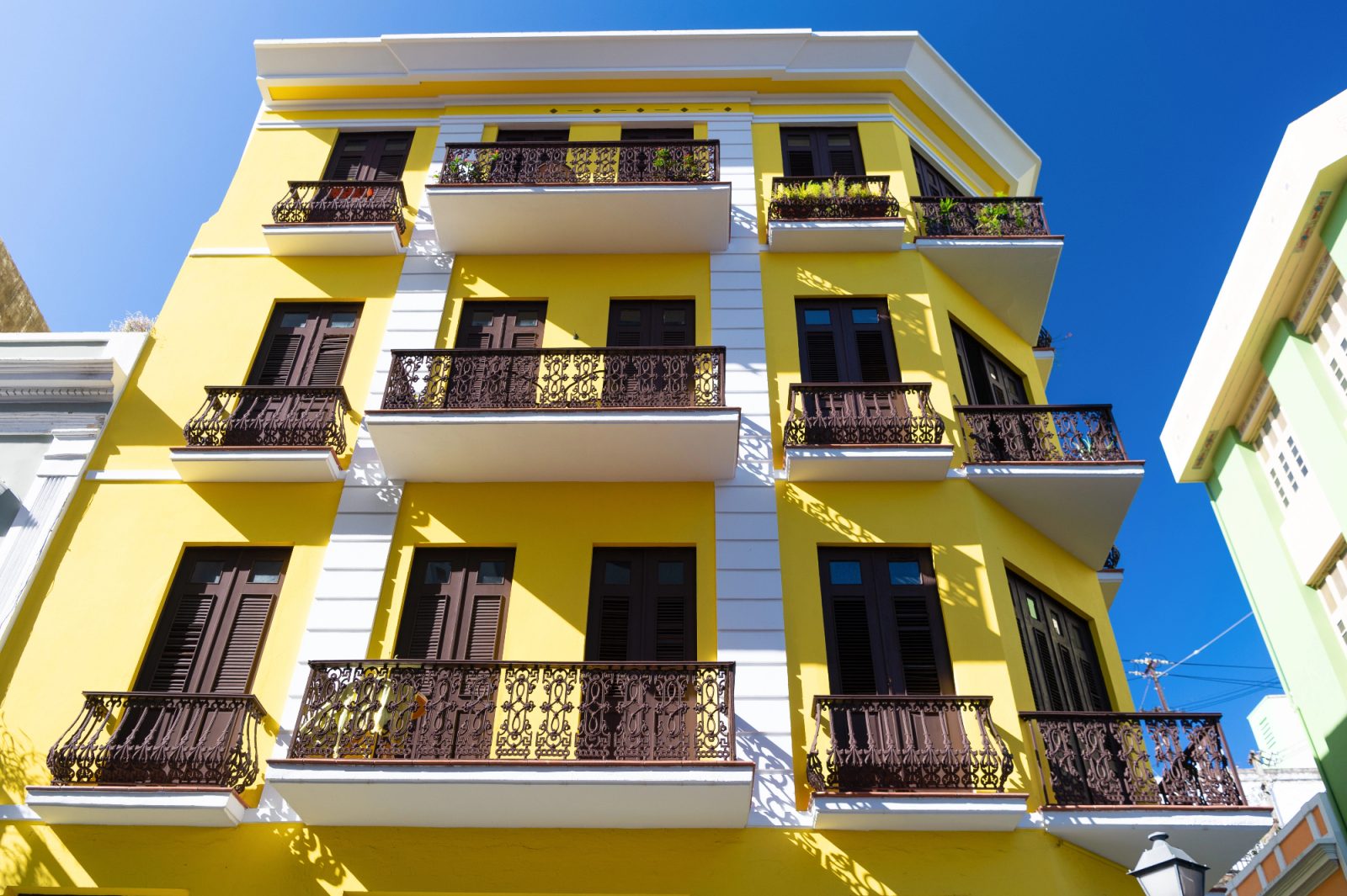 Kako so lahko balkonske ograje varne in estetske hkrati